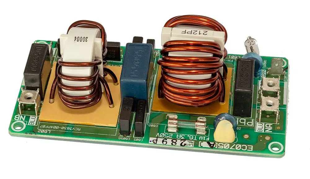 Schaltkreisplatine mit Spulen und Anschlusskontakten, hergestellt von Daikin, dient zur Geräuschfilterung in Heizsystemen. Keine spezifischen Maße oder Modellnummern sichtbar.